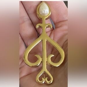 Vtg Signed Givenchy Gold Tone Cupid’s Arrow Key Faux Baroque Pearl Brooch Pin